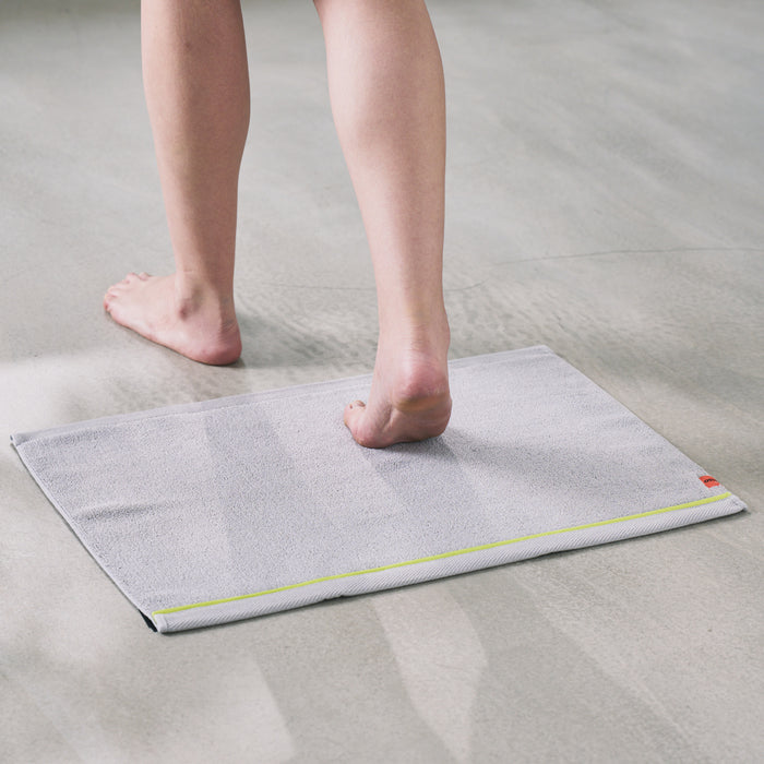 おしゃれバスマット〈ライトグレー〉洗えるタオル地の足拭き・風呂マット