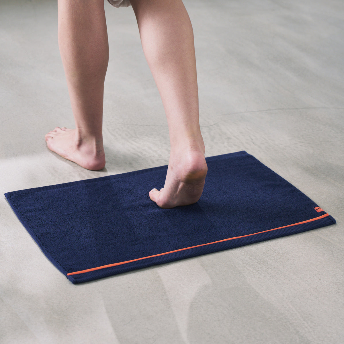 おしゃれバスマット〈ネイビー〉洗えるタオル地の足拭き・風呂マット